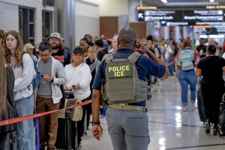 Estados Unidos despliega a los agentes de inmigración en catorce aeropuertos
