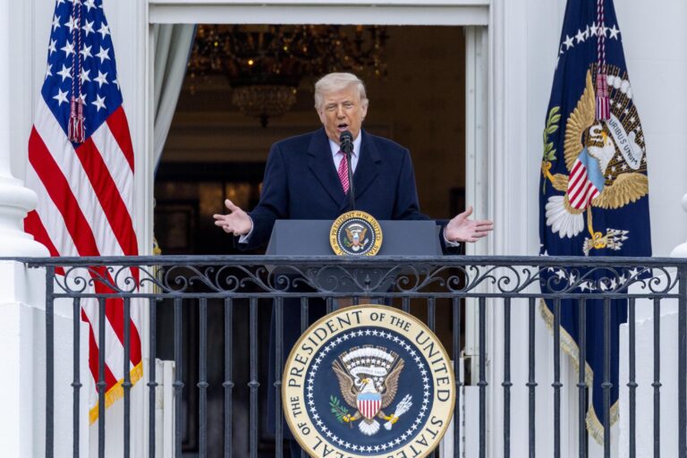 Trump insiste en que Irán está "diezmado" y que quiere un "acuerdo" con EE.UU.