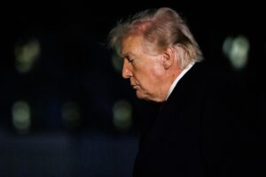 Trump returns to White House after weekend in Florida