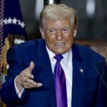 Trump dice que considera un ataque limitado para presionar a Irán