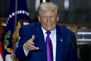 Trump dice que considera un ataque limitado para presionar a Irán