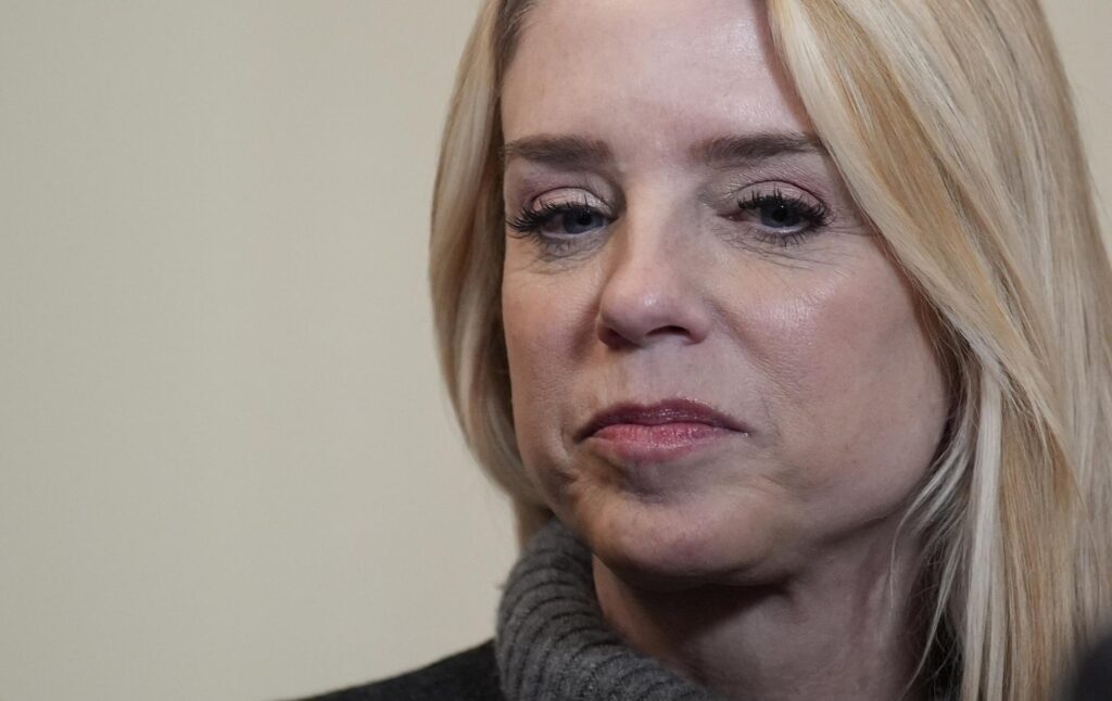 Administración Trump investiga California por alojar mujeres trans en prisiones femeninas