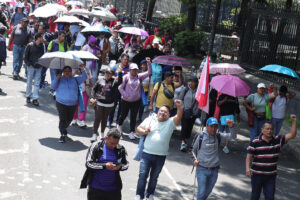 Maestros mexicanos escalan sus protestas con bloqueos viales a dos semanas del Mundial
