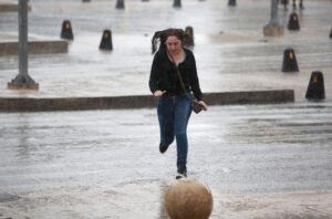 México prevé que depresión tropical se intensifique a tormenta "Dora" este martes