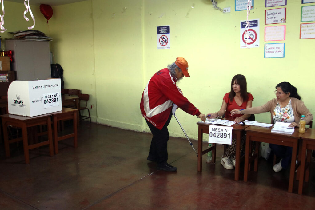 Comienza en Perú la votación de la segunda vuelta presidencial entre Fujimori y Sánchez