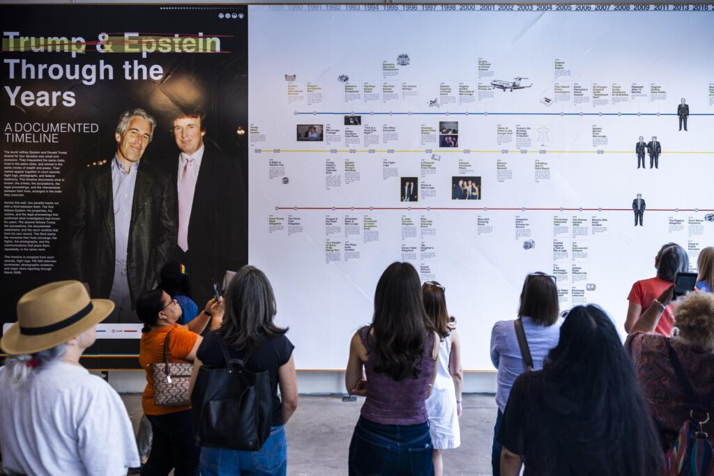 La "conexión" entre Trump y Epstein se expone a un kilómetro y medio de la Casa Blanca